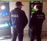 Akcja policjantów i celników. W Prabutach zabezpieczono dwa automaty do gier