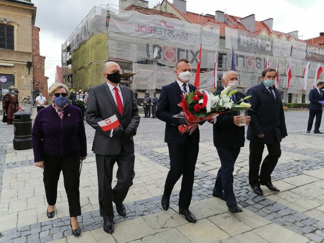 Kwiaty przed tablicą złożyli przedstawiciele Starostwa Powiatowego, zarządu powiatu i Rady Powiat ze starostą Marcinem Piwnikiem na czele - trzeci od lewej