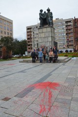 Cień Pomnika Wdzięczności dla Armii Radzieckiej w Legnicy [Zdjęcia]