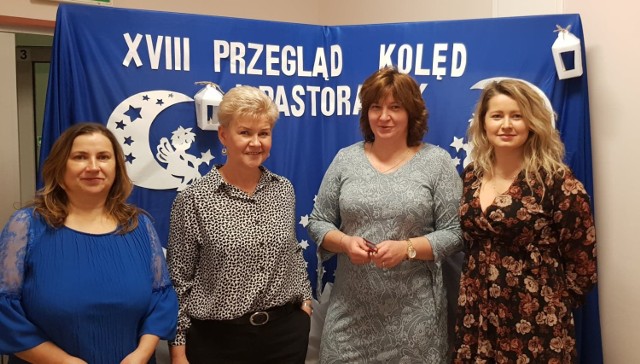 Na zdjęciu od lewej nauczycielki: Monika Ferenc, Lidia Pietrzak, dyrektor placówki Barbara Błesińska oraz nauczycielka i koordynatorka przeglądu kolęd Paulina Bednarek