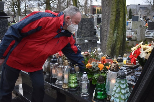 W drugą rocznicę śmierci Andrzeja Cieśli kwiaty i znicze na jego grobie złożyło wielu mieszkańców. Wśród nich obecny burmistrz Arkadiusz Gralak.