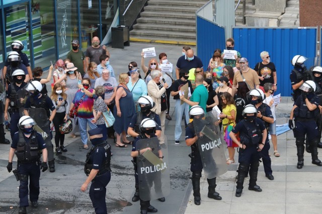 W Sosnowcu odbyła się manifestacja przeciwko przemocy i nienawiści wobec osób ze społeczności LGBT. Nie była jednak pokojowa, bo głośniejsi byli jej przeciwnicy. 

Zobacz kolejne zdjęcia. Przesuń zdjęcia w prawo - wciśnij strzałkę lub przycisk NASTĘPNE
