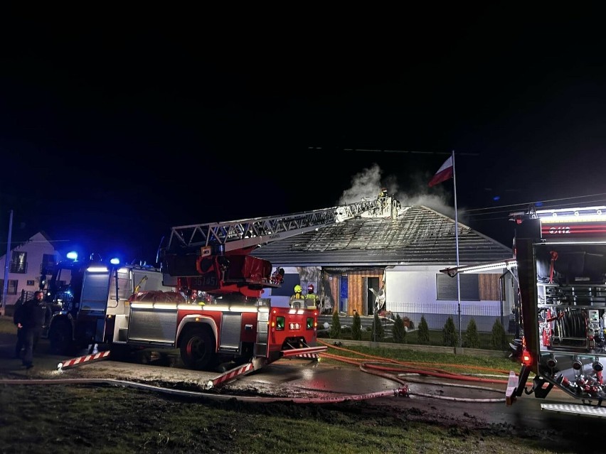 Pożar domu w Buszkowiczkach pod Przemyślem. Ogień gasiło 7 zastępów strażaków [ZDJĘCIA]