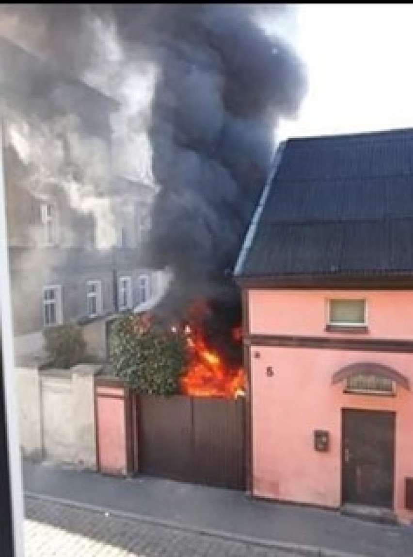 Pożar w Śremie. Pali się elewacja przy ul. Poznańskiej