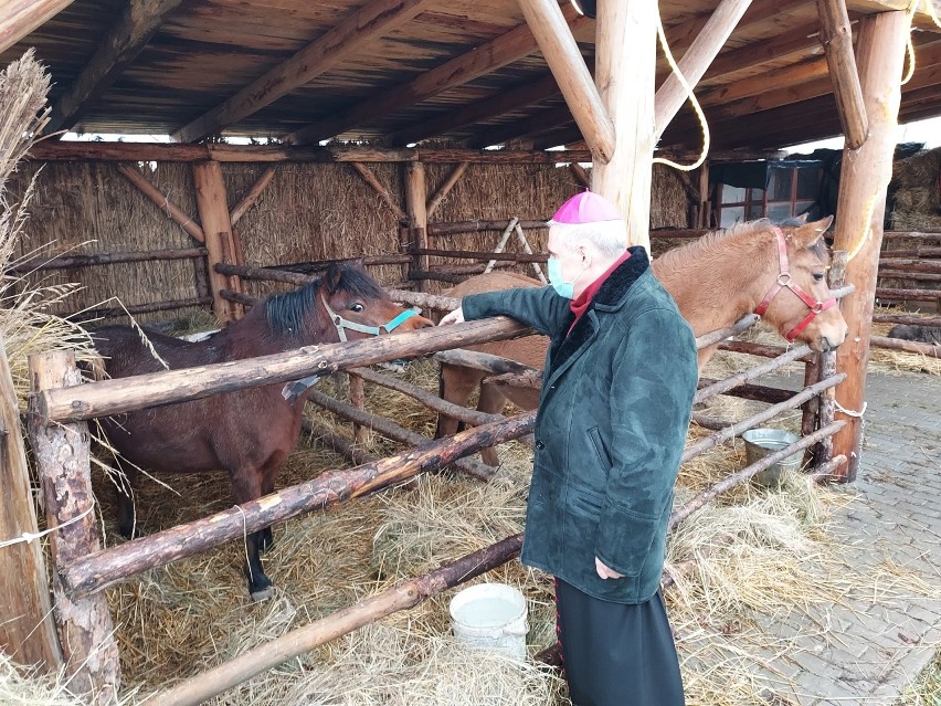 Przygotowana po raz trzeci żywa szopka przy ulicy...