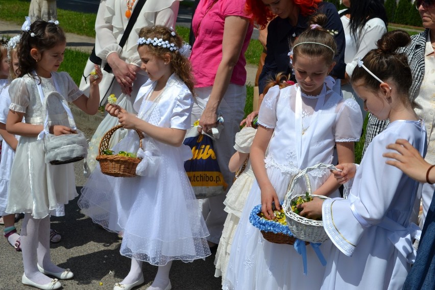 Człuchów. Procesja w parafii Matki Bożej Królowej Polski (zdjęcia)