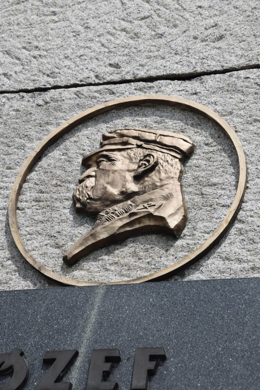 Miasto zleciło czyszczenie pomnika marszałka Józefa Piłsudskiego w Sieradzu