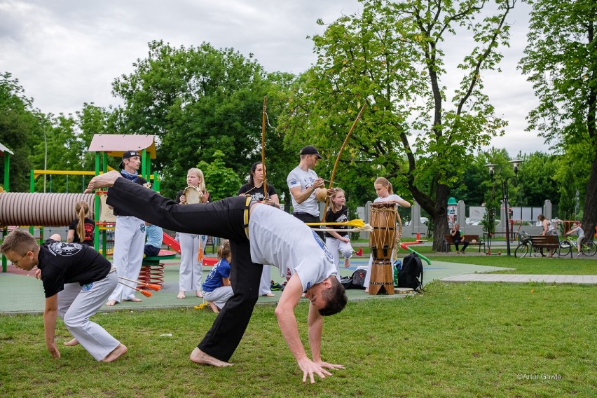 Pokazowy trening Capoeira w Parku Strzeleckim