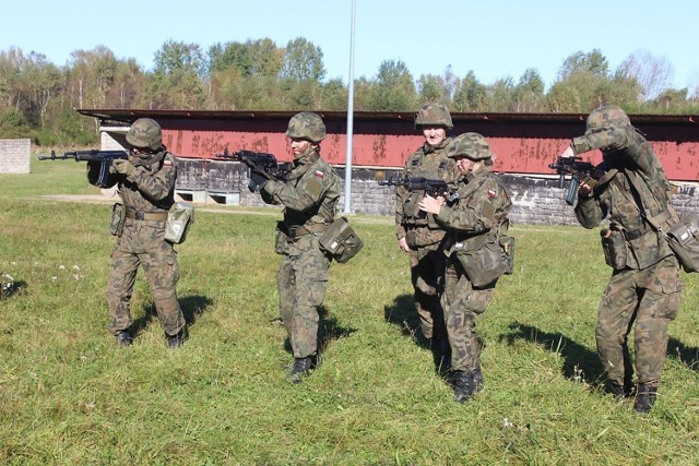 Przez dwa tygodnie żołnierze NSR przydzieleni byli do drużyn i plutonów 17. Wielkopolskiej Brygady Zmechanizowanej i razem z zawodowcami z elitarnej jednostki realizowali zadania bojowe. - Na tym ćwiczeniu postawiliśmy nacisk głównie na taktykę i szkolenie inżynieryjno-saperskie, które są podstawą dobrego wyszkolenia żołnierza. Zagadnienia te również pozwalają na integrację szkolonych i sprawdzenia działania zespołowego – podkreśla dowódca kompanii kapitan Przemysław Podrzycki.