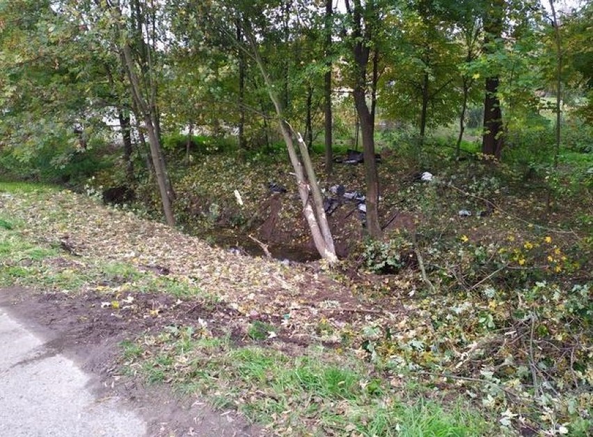Tragiczny wypadek pod Tarnowem. Samochód wpadł do przydrożnego potoku w Łękawicy. Nie żyje 18-latek