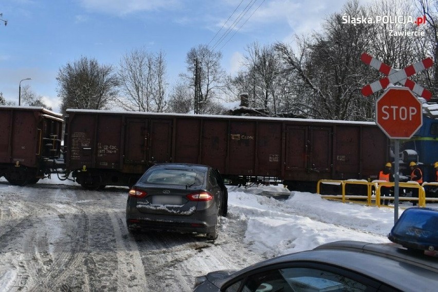 Zderzenie forda z lokomotywą w Zawierciu! Kierująca ukarana mandatem za naruszenie przepisów ruchu drogowego