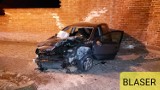 Lębork. Nietrzeźwy 22-latek wjechał w nocy samochodem w murowane ogrodzenie przy ulicy Basztowej.
