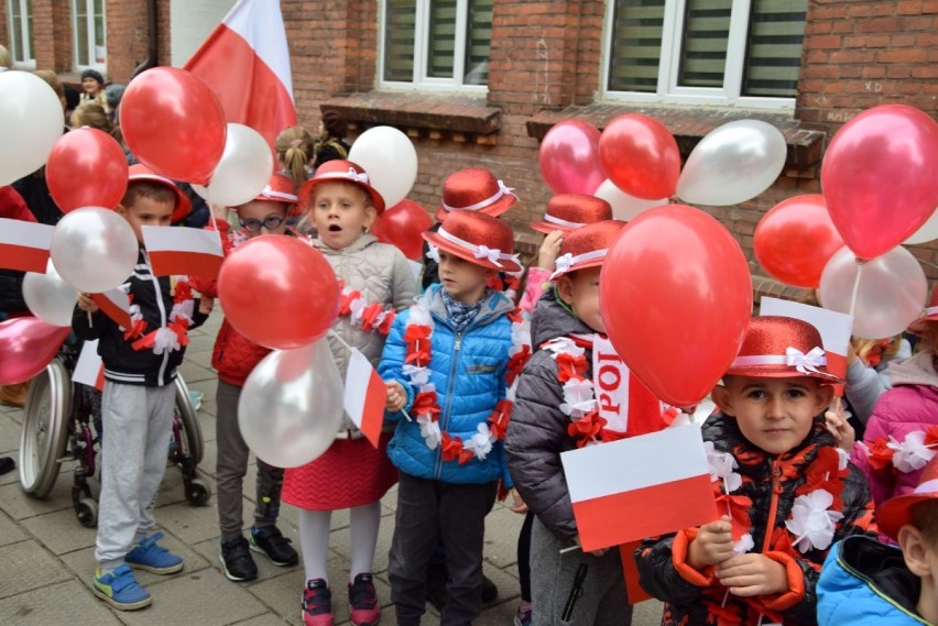 Czarne. Ulicami miasta przeszła Parada Niepodległości (zdjęcia + filmy)