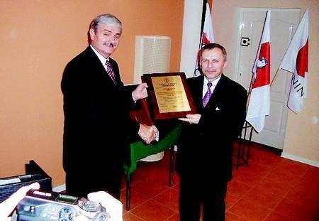 Certyfikat systemu zarządzania jakością według normy ISO 9001:2000 Kazimierzowi Pałaszowi (z prawej) wręczył Bogdan Przybylski.