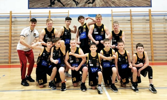 Drużyna młodych koszykarzy Basketu Piła (rocznik 2009-2010), prowadzona przez Dominika Czajkowskiego, wygrała w ostatnim czasie trzy mecze ligowe