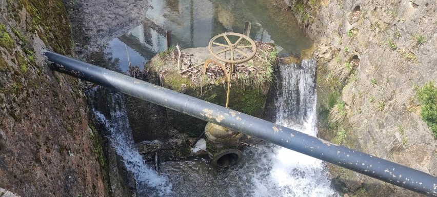 Potok Iwonka po rewitalizacji brzegów będzie ozdobą uzdrowiska Iwonicz-Zdrój. Teraz wygląda fatalnie [ZDJĘCIA]