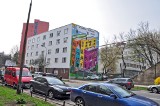 Kolorowy mural na Powiślu promuje czytanie książek [ZDJĘCIA]