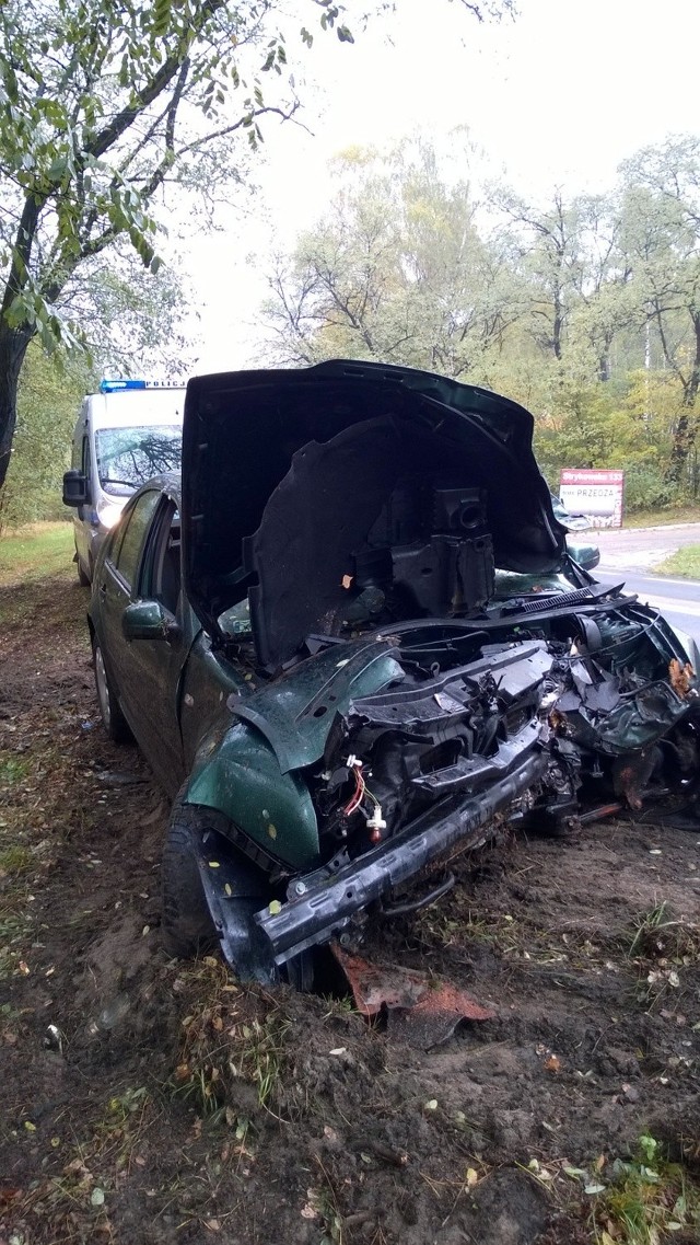 Volkswagen wypadł z drogi i uderzył w drzewo