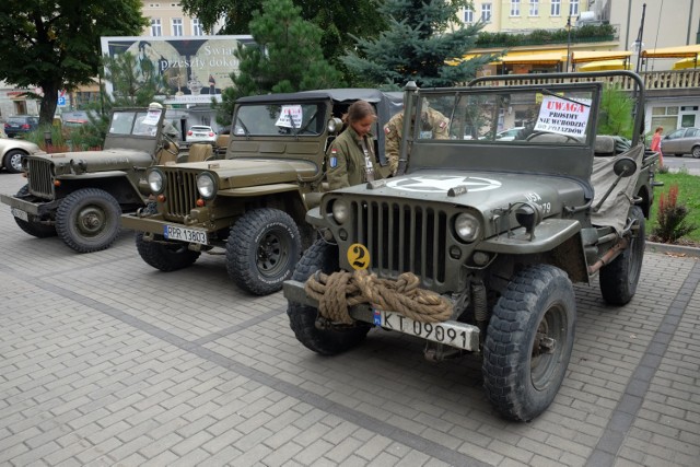 W sobotę na parking przy Muzeum Narodowym Ziemi Przemyślu zjechały willysy.

Willys potocznie znany jako jeep, to wojskowy samochód osobowo-terenowy konstrukcji amerykańskiej z okresu II wojny światowej. Był szeroko używany przez wszystkie siły alianckie podczas wojny, a następnie także przez użytkowników cywilnych w wielu krajach.

Zobacz także: Pirat drogowy z Przemyśla ukarany dzięki nagraniu z wideorejetratora
