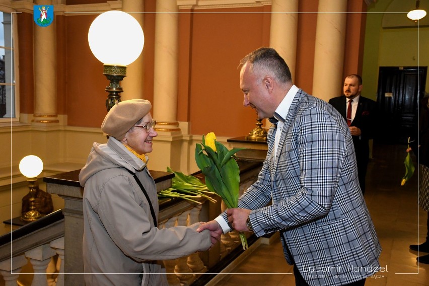 Prezydent Handzel zaprosił do ratusza na koncert kobiety i wręczył im kwiaty