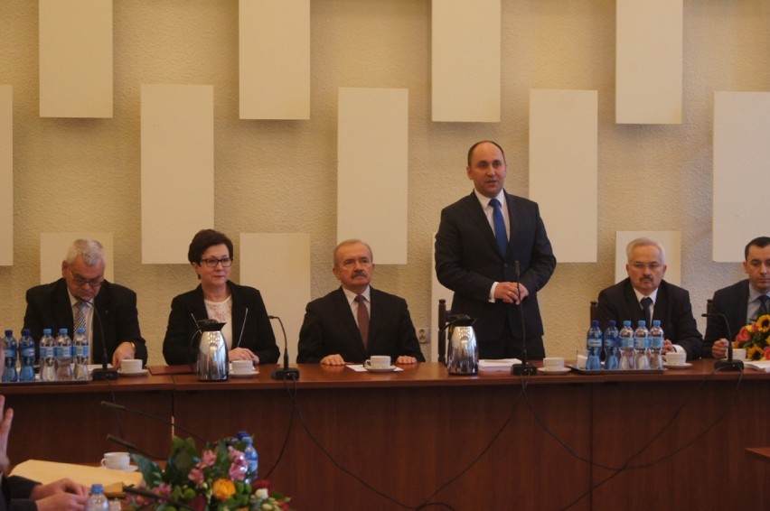 Podczas sesji w urzędzie miasta prezydent Anna Milczanowska...