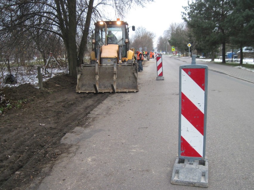 Na ul. Sławinkowskiej uzupełniają brakujące części chodnika 