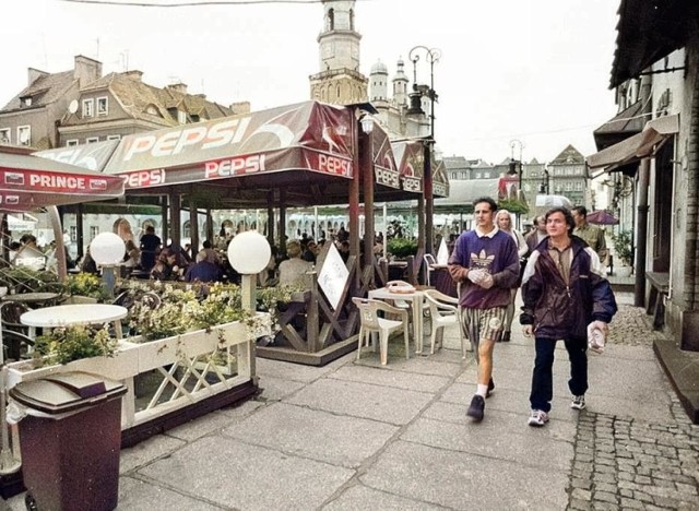 Pamiętacie Poznań bez Starego Browaru, Kupca Poznańskiego, Avenidy oraz... bez korków? Zobaczcie 50 zdjęć miasta sprzed niespełna trzydziestu lat. Tak wyglądał Poznań w latach dziewięćdziesiątych. Wielu z tych miejsc możecie dziś nie poznać!

Na zdjęciu Stary Rynek w Poznaniu.

Przejdź dalej i zobacz kolejne zdjęcia --->