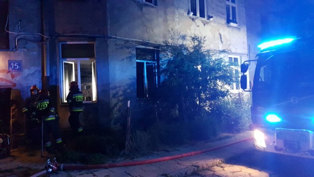 Pożar na Włókienniczej w Łodzi. Pożar w mieszkaniu z którego wyprowadzono wcześniej lokatorów. Ewakuacja mieszkańców kamienicy