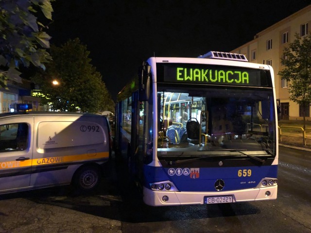 Niespokojną noc przeżyli mieszkańcy bloku przy ulicy Walecznych na Kapuściskach w Bydgoszczy. O godzinie 21.48 w piątek, 1 czerwca, straż pożarna odebrała wezwanie w sprawie pożaru w piwnicy. Podczas akcji trzeba było przeprowadzić ewakuację.
➤➤


Pogoda na dzień (02.06. 2018)/Kujawsko-Pomorskie
Źródło:TVN Meteo

