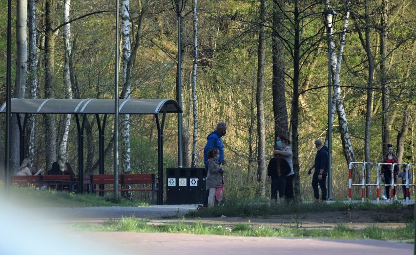 Coraz częściej można spotkać grupki młodych osób bez masek...