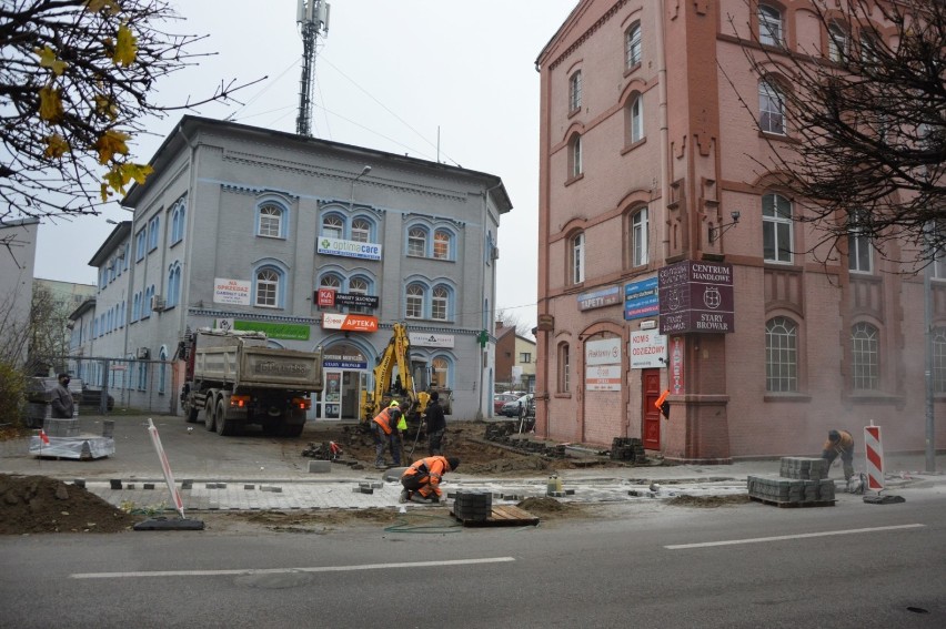 Lębork. Aż 7 lat radni zabiegali o budowę zatoki autobusowej na Alei Wolności. Ruszyła budowa