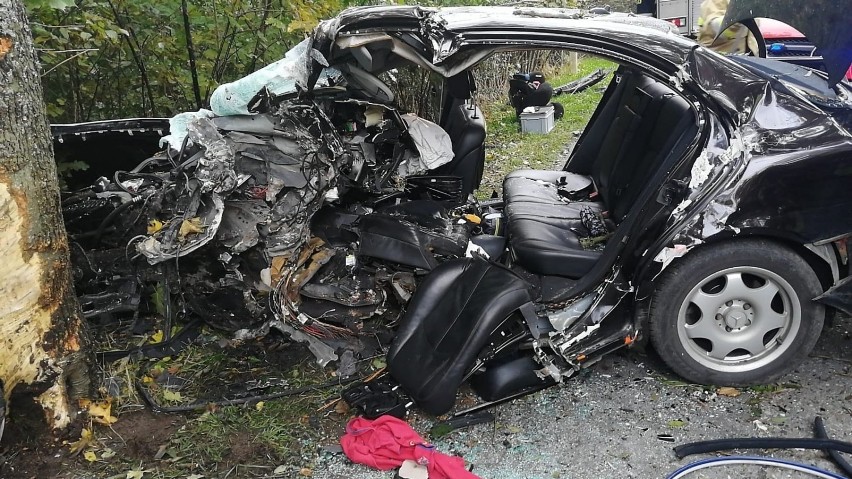 Wypadek w Mierzeszynie 17.10.2020. Samochód wjechał w...