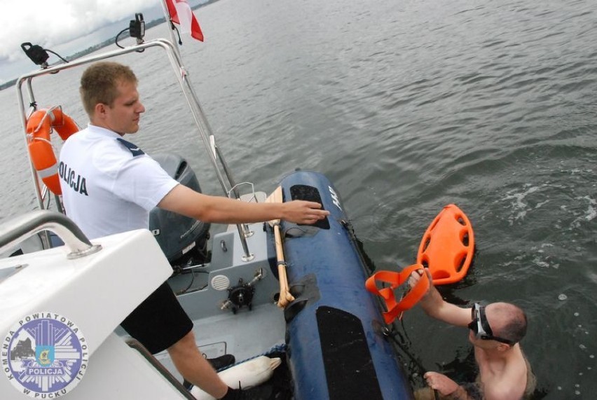 Policjanci Ogniwa Wodnego z Komendy Powiatowej Policji w...