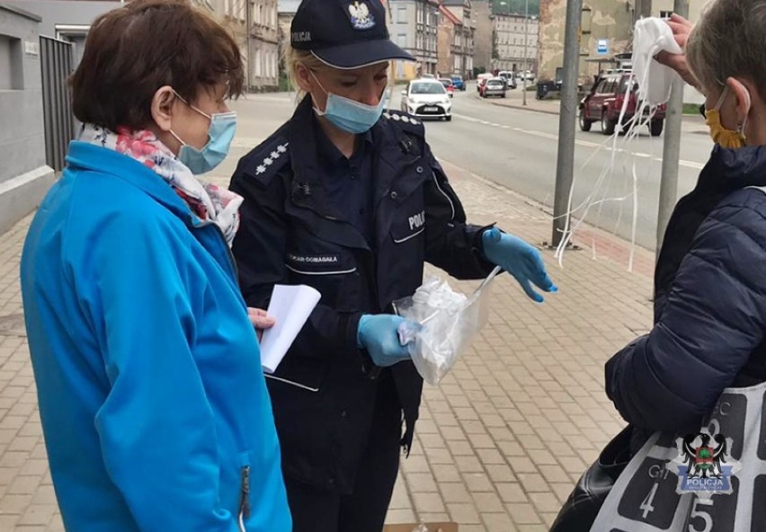 Wałbrzyscy policjanci upominali i rozdawali maseczki