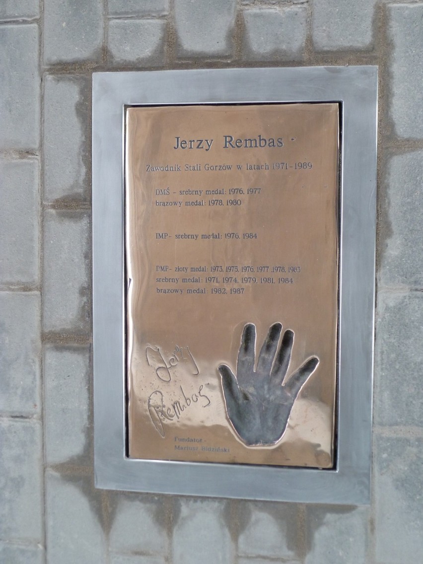Legendarny gorzowski żużlowiec Jerzy Rembas ma swoją tablicę na stadionie Jancarza [WIDEO, ZDJĘCIA]