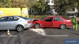 Zderzenie trzech aut na ulicy Okrzei we Włocławku. Sprawca był w stanie po użyciu alkoholu [zdjęcia, wideo]