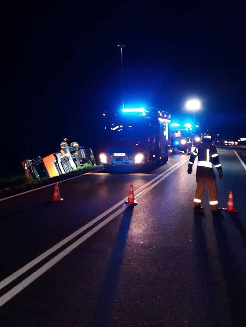 Wypadek ciężarówki z Nowego Sącza o północy zablokował główną drogę do Krakowa