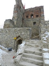 Nad Dunajcem podnoszą z ruin potężny, średniowieczny zamek