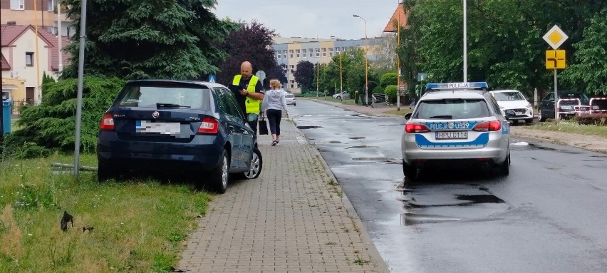 O krok od tragedii! Kierowca Skody miał 2,8 promila alkoholu w wydychanym powietrzu. Uderzył w znak [ZDJĘCIA]