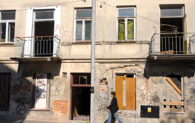 Ul. Czechowska: Kamienica do rozbiórki stała się ich domem