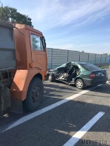 Wypadek na DK 46 w Dobrodzieniu. Zderzenie auta osobowego z ciężarówką. Jedna osoba ranna