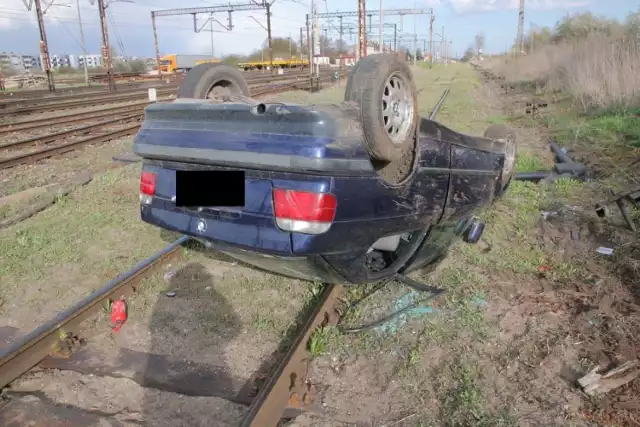 W czwartek (22 kwietnia) po godzinie 15 dyżurny policji w Inowrocławiu został powiadomiony o dachowaniu pojazdu przy ulicy Deszczowej.