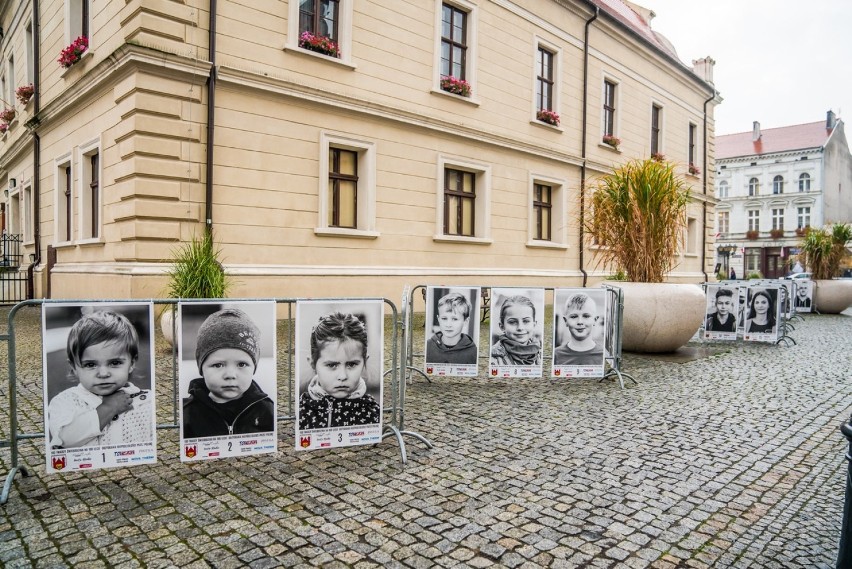100 twarzy Świebodzina na 100-lecie odzyskania niepodległości. Wyjątkowa wystawa na rynku 
