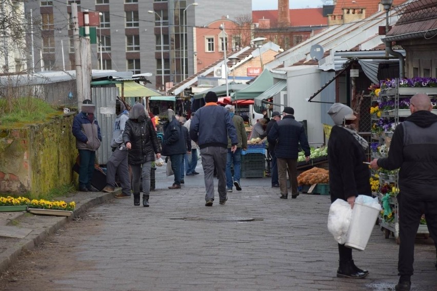 Targowisko przy ul. Owocowej w Zielonej Górze w dzień...