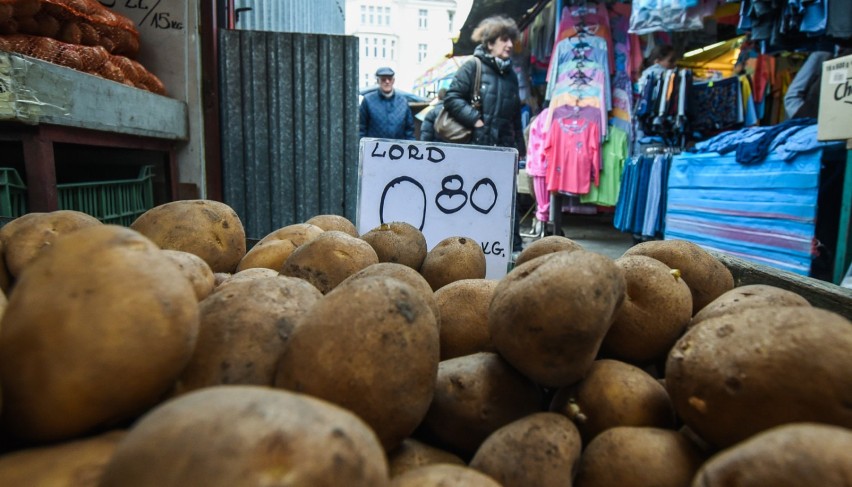 Za 1 kg ziemniaków na targowisku trzeba zapłacić od 0,80 do...