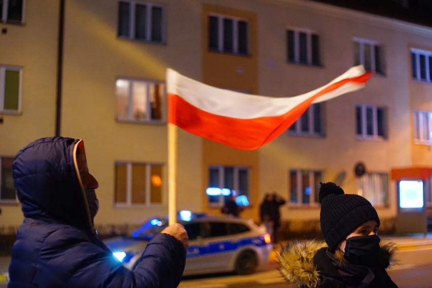 Zatrzymanie na strajku kobiet w Rzeszowie. Policjanci przenieśli jednego z mężczyzn do radiowozu