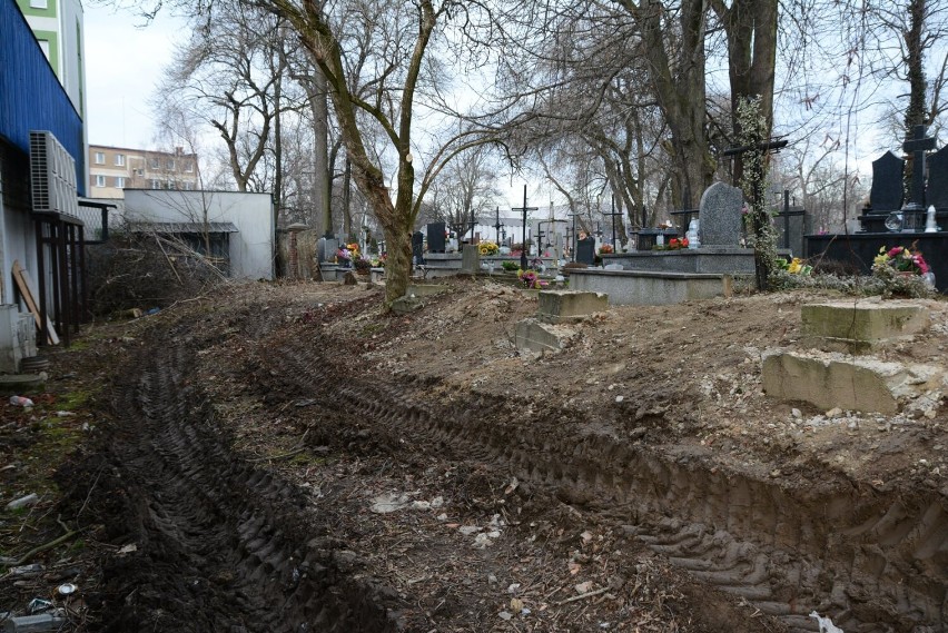 Trwa rozbiórka muru najstarszego cmentarza w Przeworsku [ZDJĘCIA]