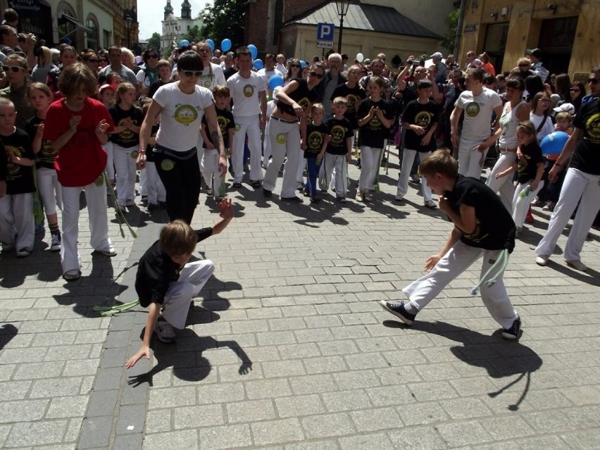 Na zdjęciu, adepci brazylijskiej sztuki walki capoeira, wraz...