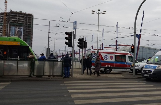 Interwencja pogotowia spowodowała konieczność wstrzymania ruchu tramwajowego.