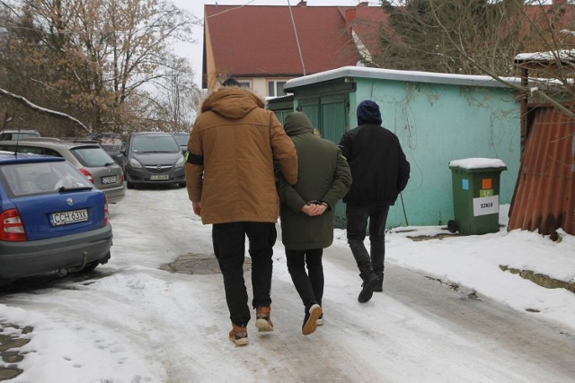 Ksiądz, który miał cztery lata seksualnie wykorzystywać chłopca z Unisławia, został dziś doprowadzony do prokuratury w Chełmnie. Usłyszał kilka zarzutów